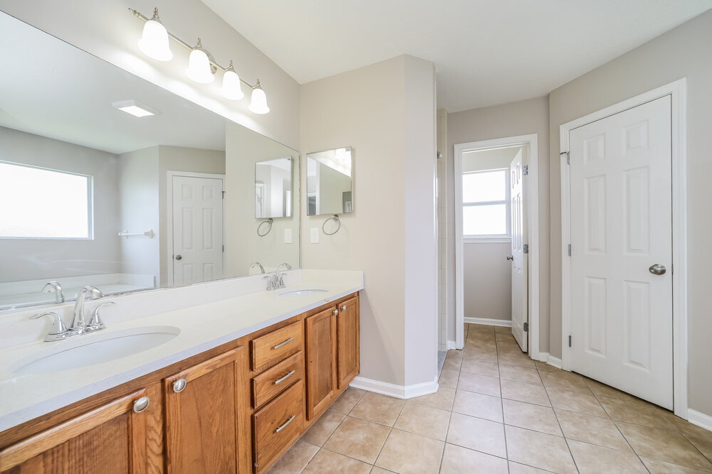 Building Photo - 2452 Royal Pointe Dr