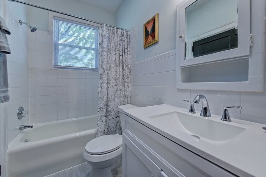 Building Photo - 518 Lamar Ave