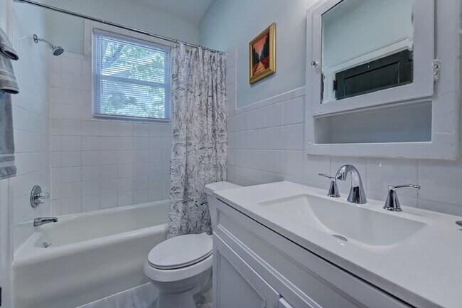 Building Photo - 518 Lamar Ave