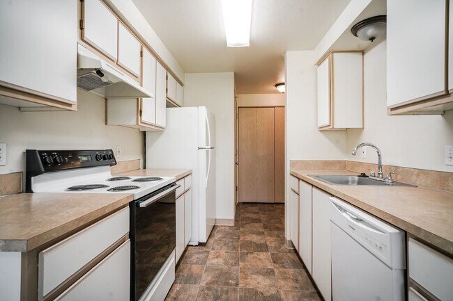 Building Photo - Live by the Lake-- Quiet Corvallis Living - REDUCED RENT!