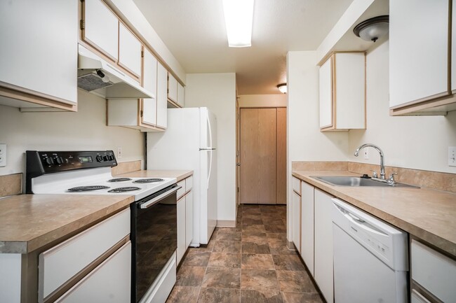 Building Photo - Save $1200 !! Ask us HOW ! -- Live by the Lake-- Quiet Corvallis Living