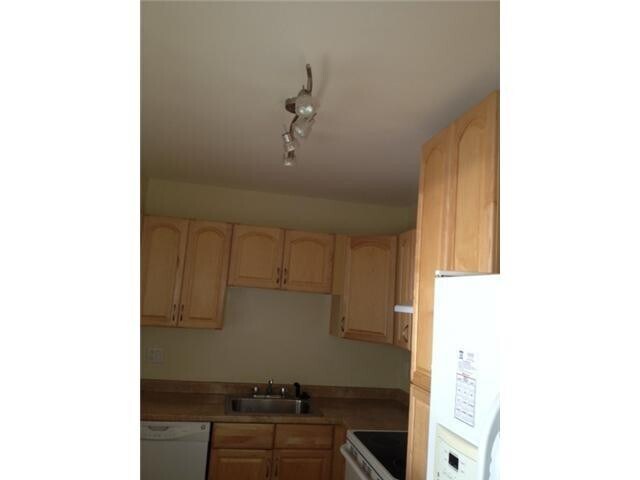 Building Photo - 4164 Inverrary Dr