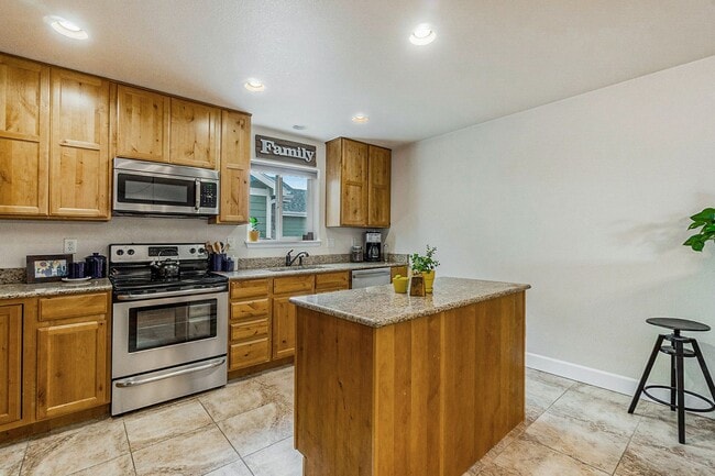 Building Photo - Gorgeous 6 Bedroom/3.5 Bathroom Home!