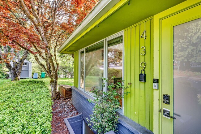 Building Photo - Downtown Bainrbidge Rental -  1/2 Off June...