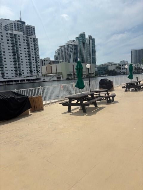 Building Photo - 800 Parkview Dr