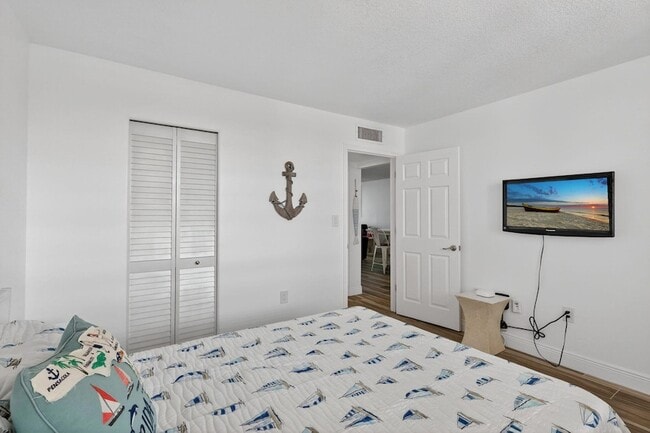 Building Photo - 9940 S Ocean Dr