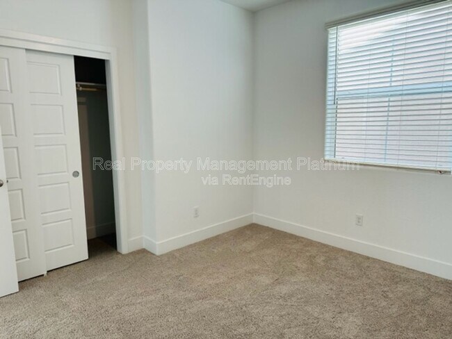 Building Photo - 2879 E Teaberry Dr