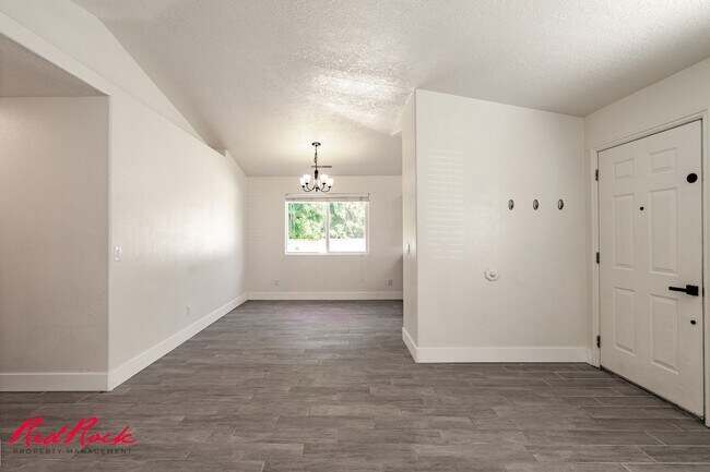 Building Photo - Small Dog Friendly! 3 Bedroom Single-Level...