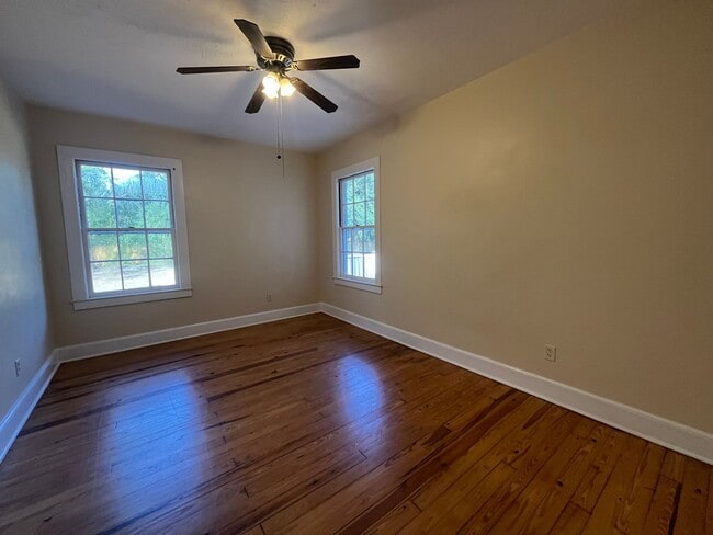 Building Photo - Spacious 3 Bedroom Home • 2,100+ Sq Ft just outside of Live Oak Location