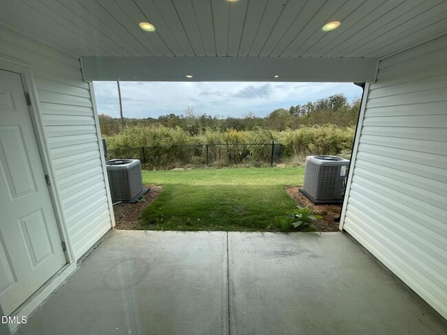 Building Photo - 1102 Peony Ln