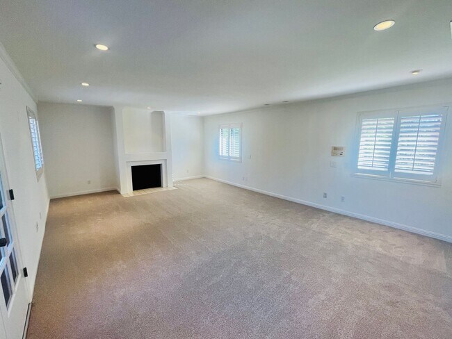 Building Photo - Extraordinary home with expansive yard on a flag lot in Mountain View.  Great Location and Schools.