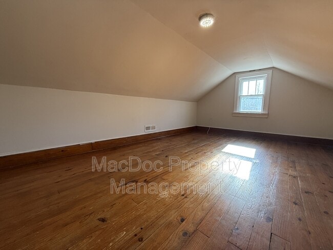 Building Photo - 119 Gibson St