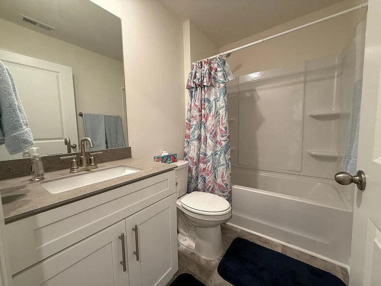 Full Bathroom upstairs - 1106 Saylors Pl