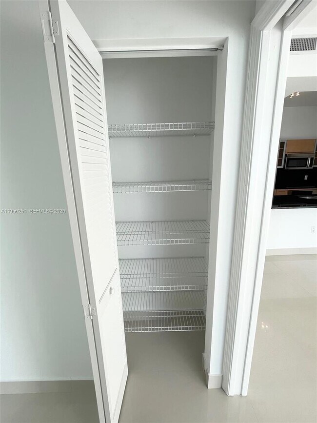 Building Photo - 950 Brickell Bay Dr