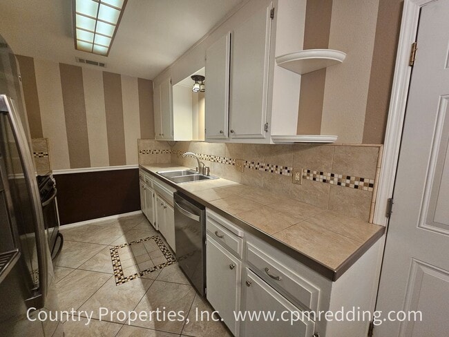Building Photo - Super Cute House in East Redding With Atta...