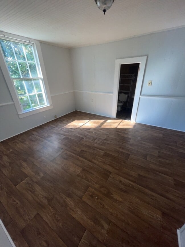 Building Photo - 2 Bedroom 1 Bathroom