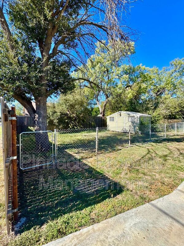 Building Photo - 421 S Van Buren St