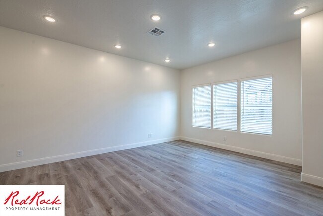Building Photo - Stunning Spacious 3 Bedroom Unit