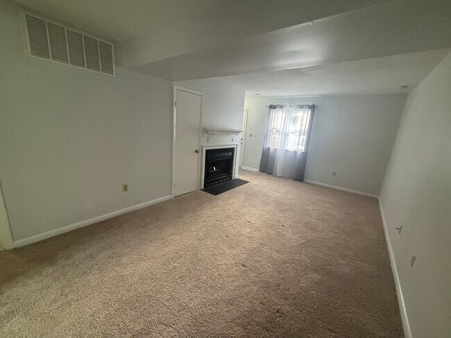 Building Photo - Charming 3 Bedroom 1.5 Bathroom Newport Ne...
