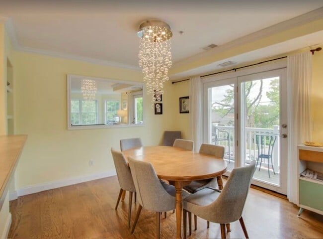 Building Photo - Charming Winter Retreat in Downtown Traver...
