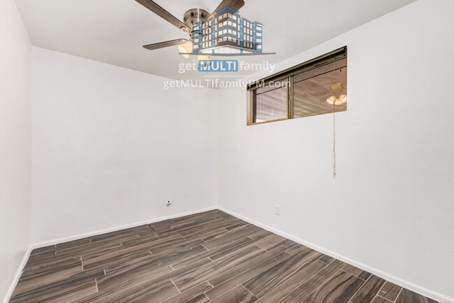 Building Photo - 1402 W Mercer Ln