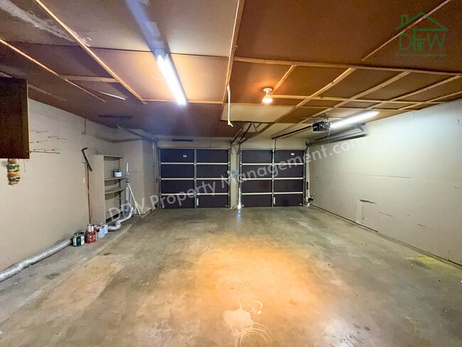 Building Photo - Spacious 3-Bedroom Home for Lease with Large Fenced Backyard in Quiet Benbrook Neighborhood