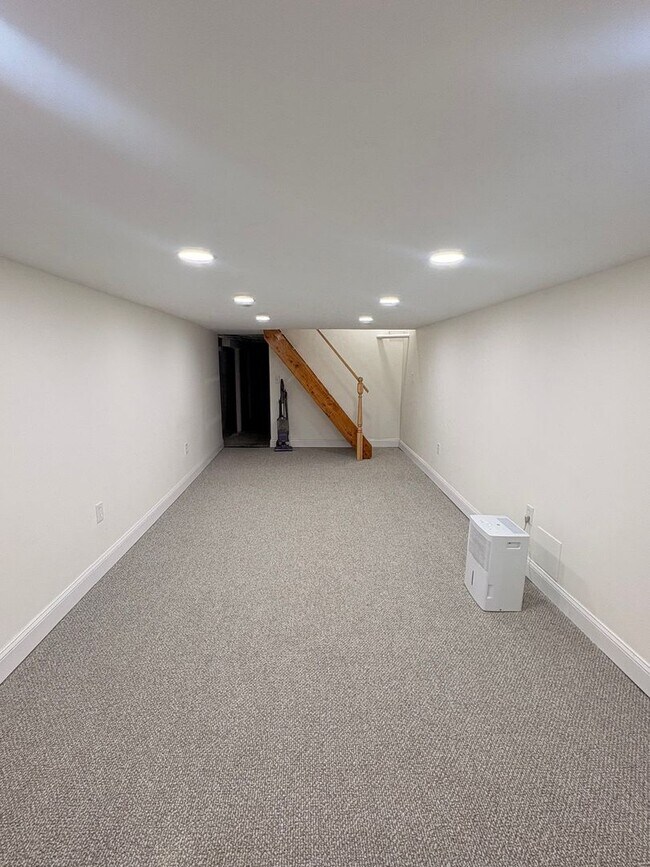 Building Photo - Gorgeous Hampden 2bd/2ba w/ Fin Bsmt, W/D, A/C and more! Available 5/1