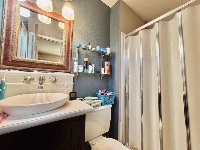 Building Photo - 3 bed, 2.5 Bath House in Central-West Fort Collins! Available July 10th!