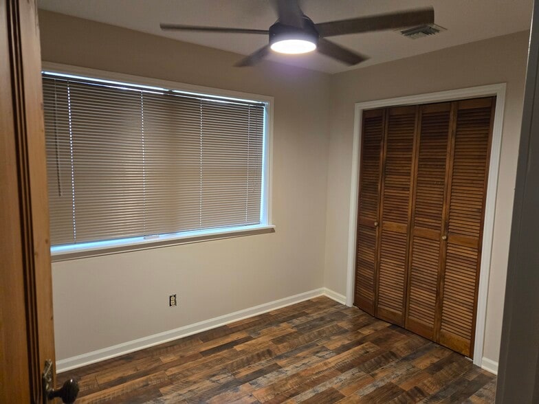 Building Photo - 115 Sandager Ave