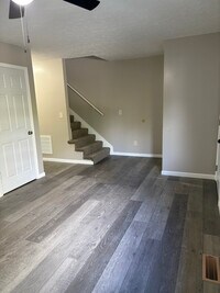 Building Photo - 1112 1/2 Hocking Rd