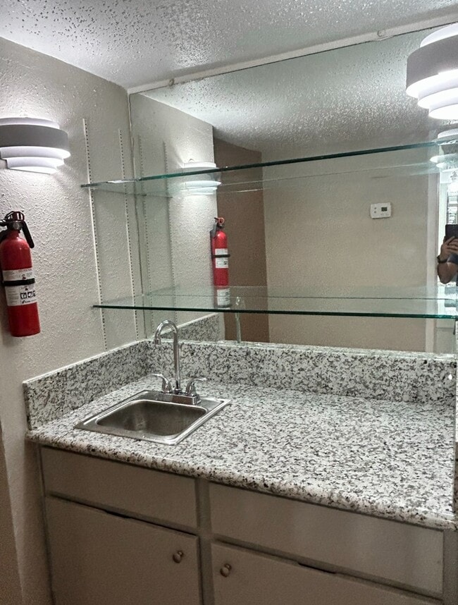 Building Photo - 3901 Woodchase Dr