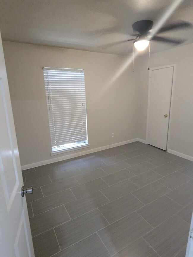 Building Photo - 4865 Beechaven St