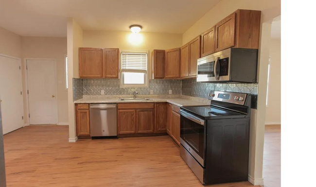 Building Photo - 1800 S Main St