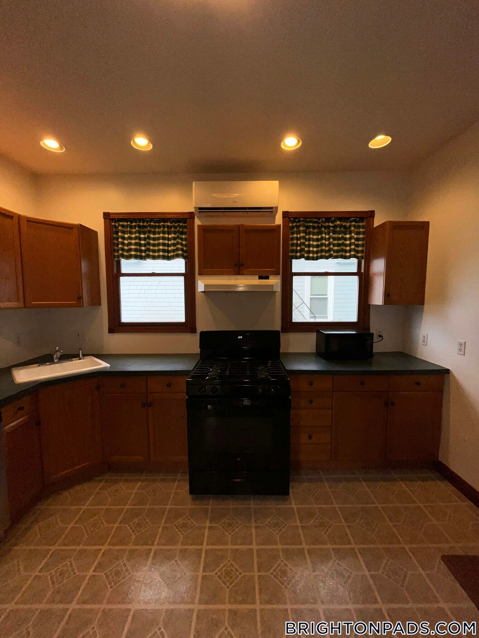 Building Photo - 32 Etna St