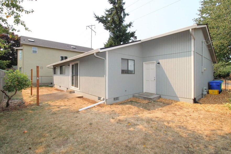 Building Photo - 6636 SE Reedway St