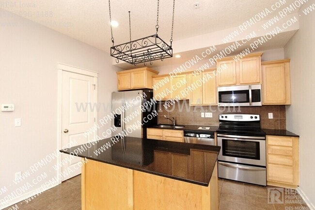 Building Photo - 216 NE Chalet Ln