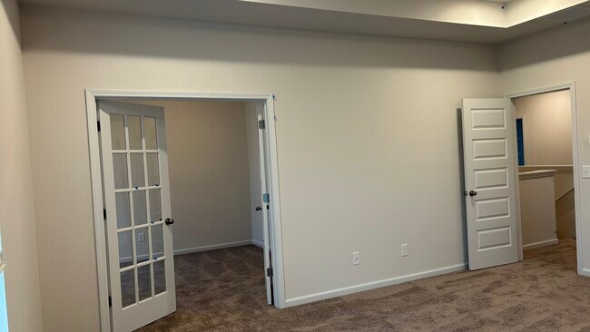 Building Photo - 415 Pointe N Dr