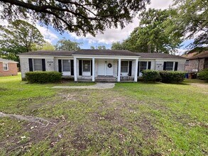 Building Photo - Charming Three Bedroom Duplex on Harborvie...