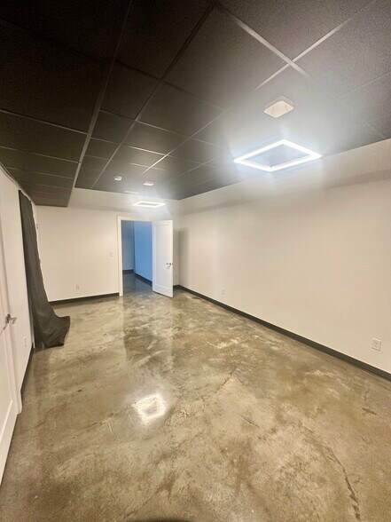Building Photo - 1818 River Dr