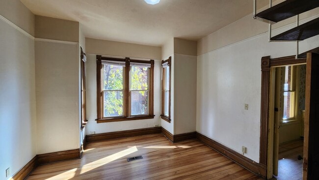 Building Photo - Charming House Near Providence