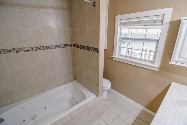 Building Photo - Spacious 3-bedroom home!