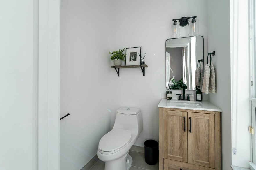 Building Photo - 723 SE 16th Ct