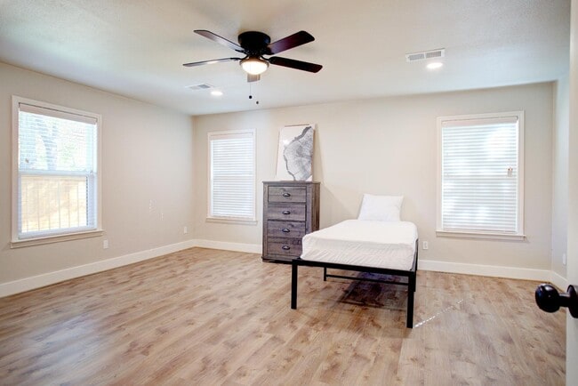 Building Photo - 5709 Walraven Cir