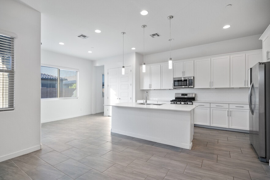 Building Photo - 9738 E Tiburon Ave
