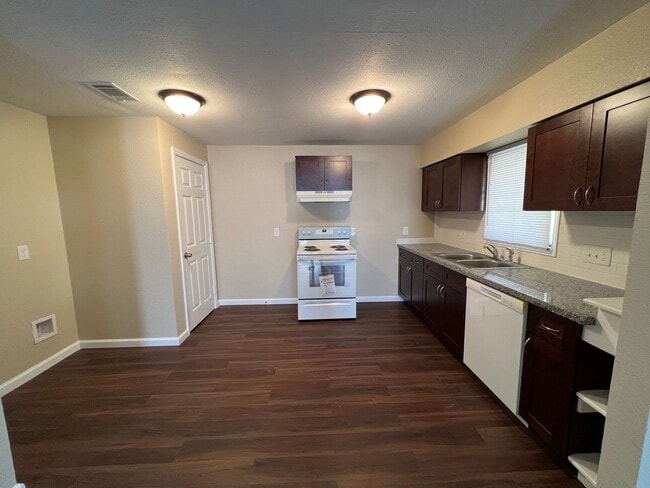 Building Photo - Newly remodeled 3bed/2bath in Eagle Lake, TX