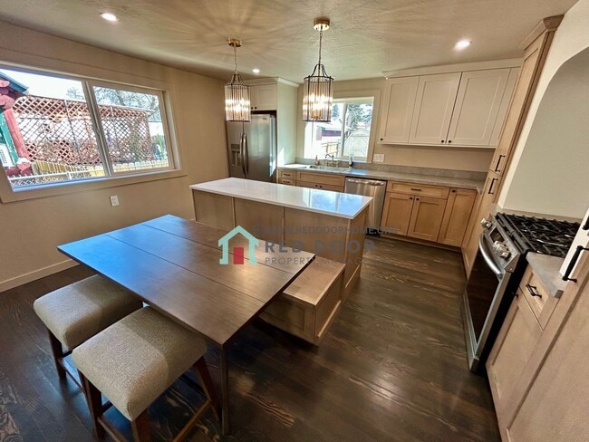 Building Photo - Spacious 5 bedroom, 3 bathroom single-family home.