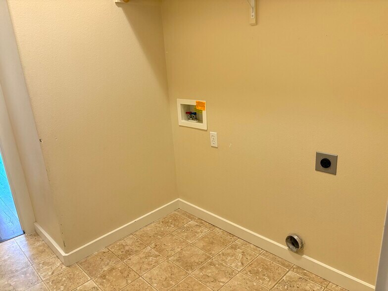 Laundry room - 4040 W Hearst Dr