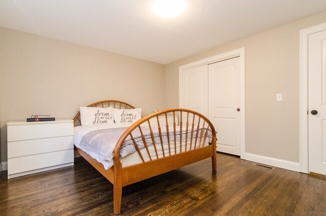 Building Photo - 718 Main St