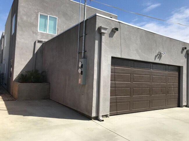 Building Photo - 220 E 61st St