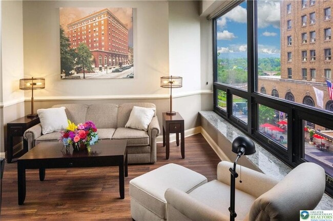 Building Photo - 462 Main St